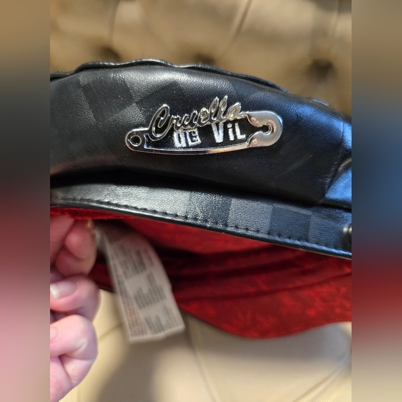 DISNEY HER UNIVERSE CRUELLA Black Red Lining Studded Women's Cap - Picture 3 of 7